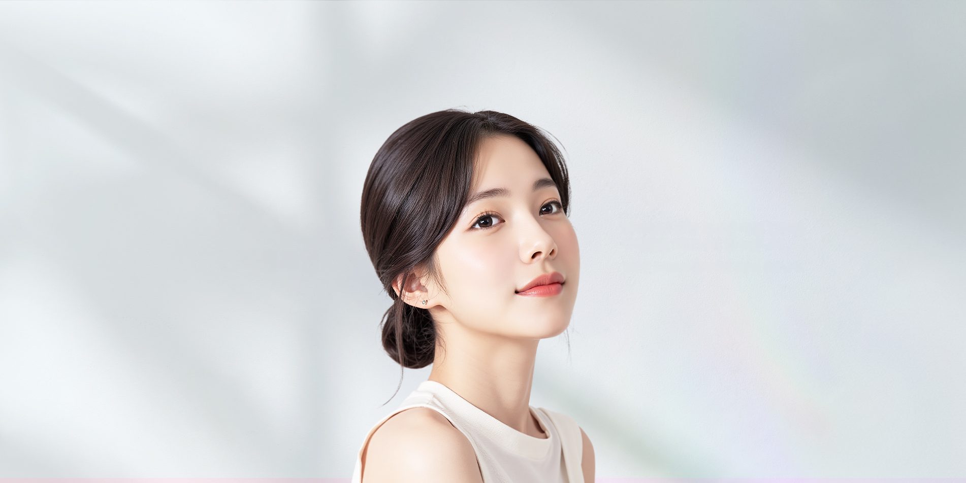 머리를 낮게 묶은 여성 모델 옆얼굴