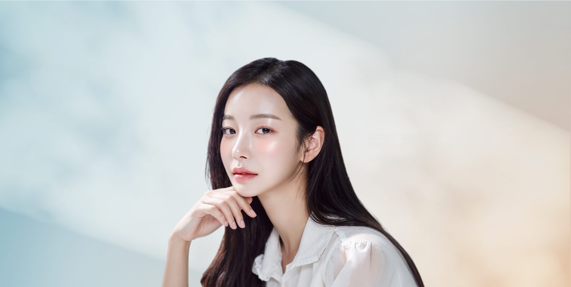 긴 생머리 여성 모델(턱에 손)