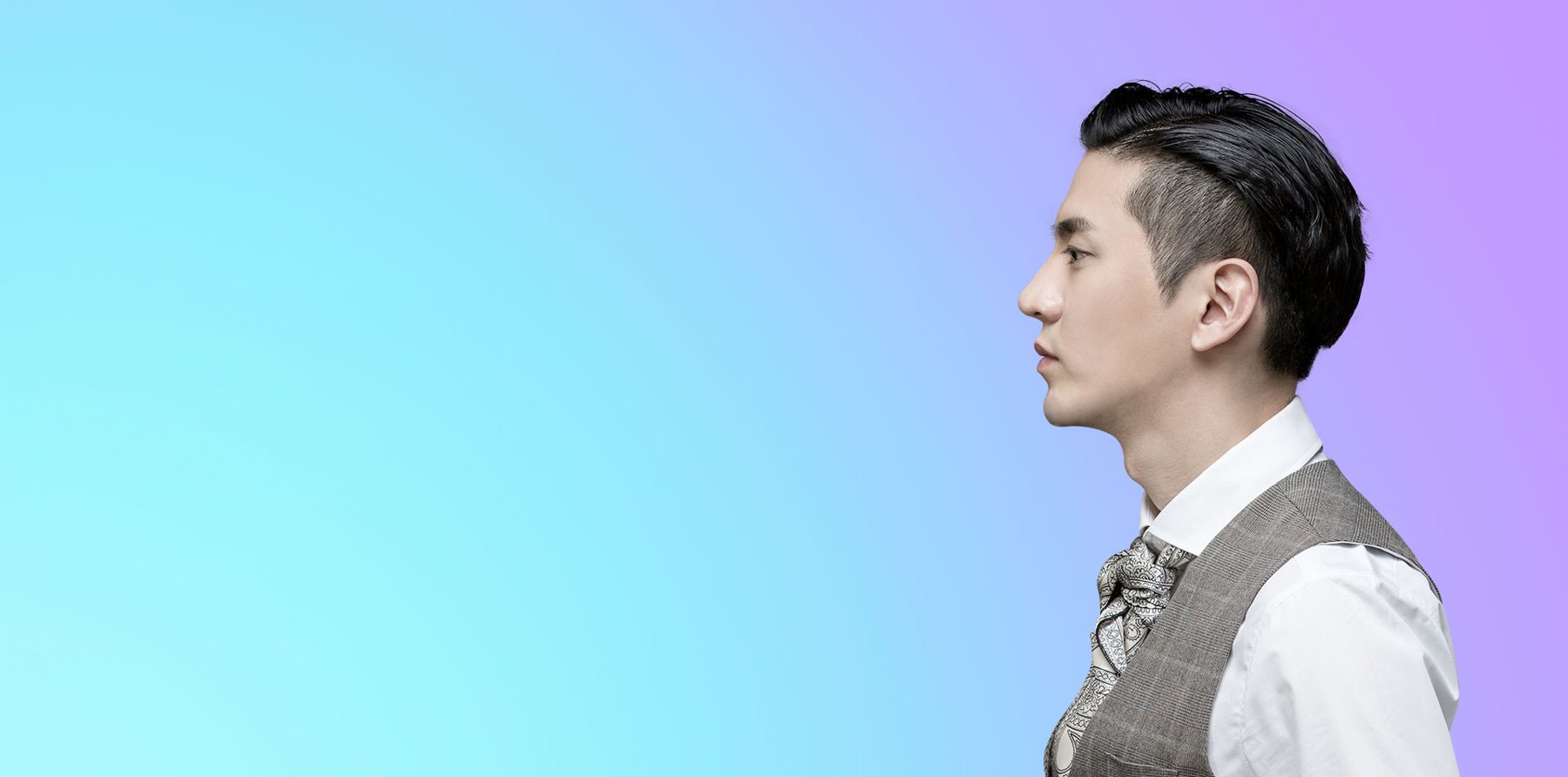 하늘·보라 그라데이션 앞 남성 모델 옆모습