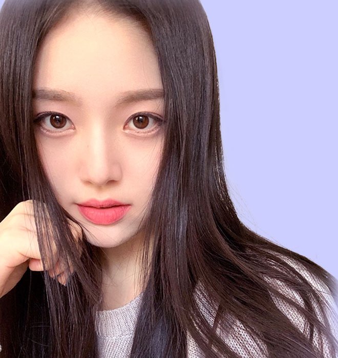 긴 생머리 여성 사례자 셀카(손으로 머리카락을 잡은 모습)